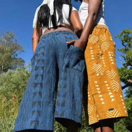 Détail des shorts baggy en bogolan bleu et ocre à motifs géométriques, vue de dos
