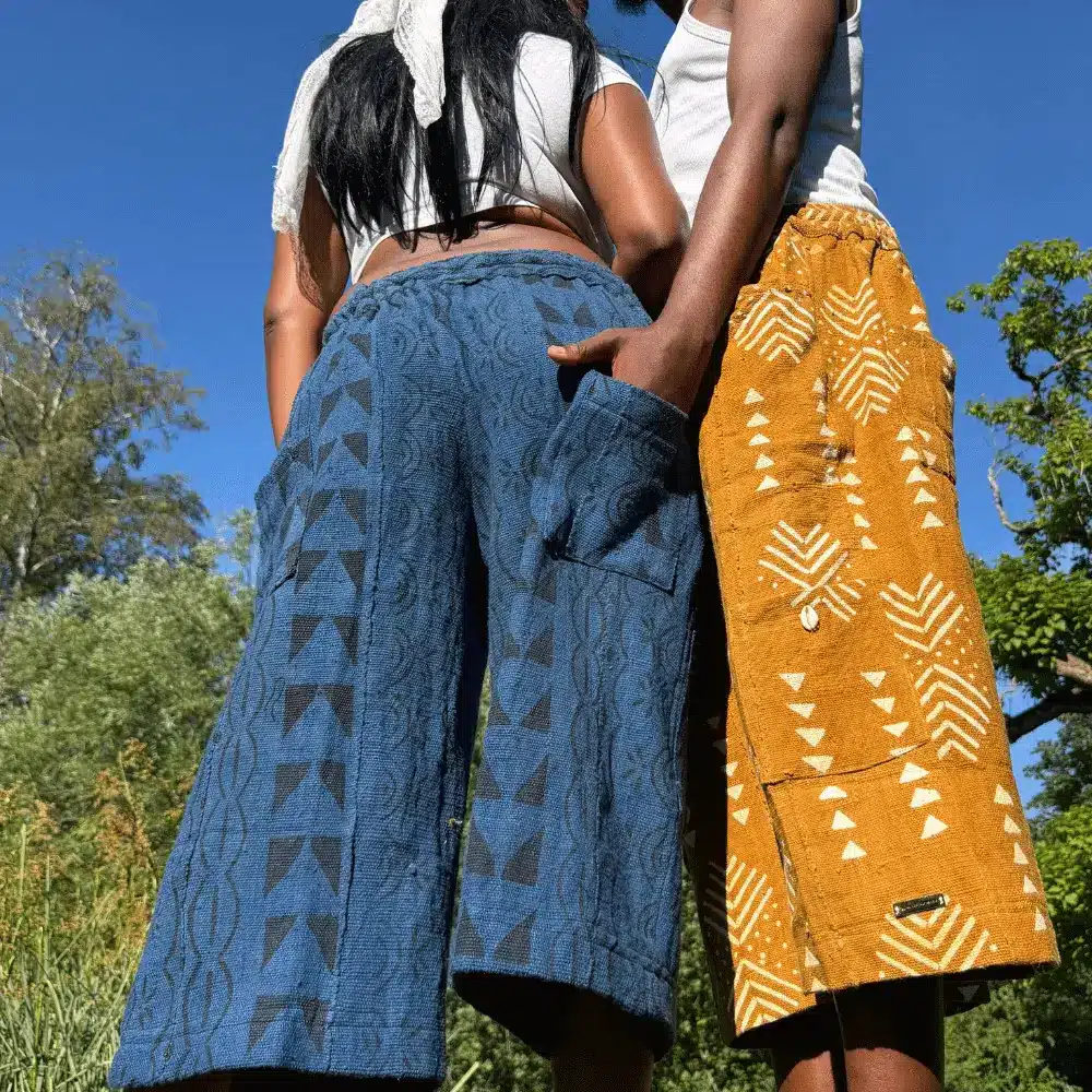 Détail des shorts baggy en bogolan bleu et ocre à motifs géométriques, vue de dos