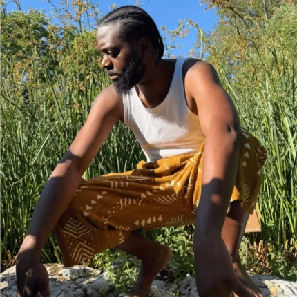 Short baggy en bogolan ocre à motifs blancs porté par un homme, tenue de mode africaine