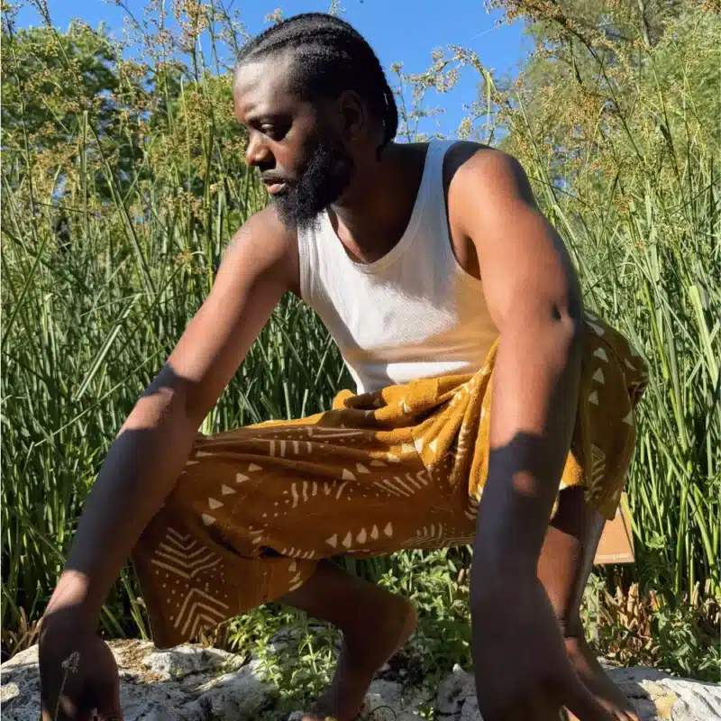 Short baggy en bogolan ocre à motifs blancs porté par un homme, tenue de mode africaine