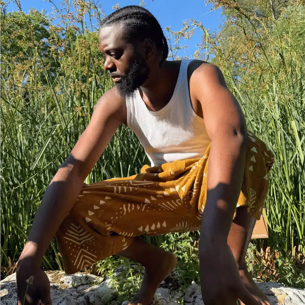 Short baggy en bogolan ocre à motifs blancs porté par un homme, tenue de mode africaine