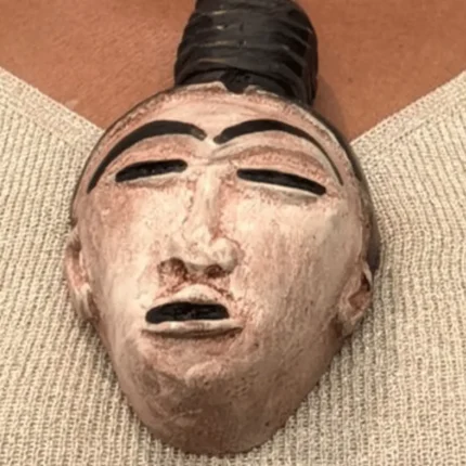Collier masque de protection, pendentif visage sculpté beige, porté au cou