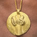 collier bronze africain « Main de Force » – Image 3