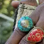 Bague berbère dôme de turquoise avec spirale gravée en métal