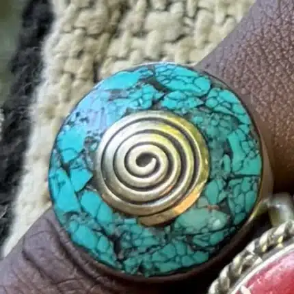 Bague berbère dôme de turquoise veinée avec spirale gravée, vue de détail