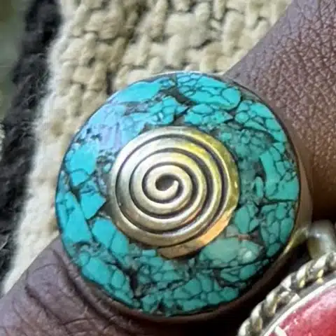 Bague berbère dôme de turquoise veinée avec spirale gravée, vue de détail