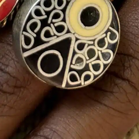 Bague marocaine médaillon émaillé à œil protecteur nazar, vue de détail