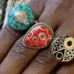 Bague artisanale cabochon de corail rouge gravé de spirales dorées