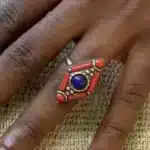 Bague berbère losange de lapis encadré de barrettes de corail