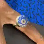 Bague marocaine disque de lapis bleu à spirale dorée