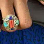 Bague ethnique barre de corail vertical entourée de turquoise et lapis