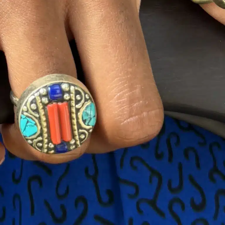 Bague ethnique barre de corail vertical entourée de turquoise et lapis