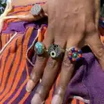 Bagues ethniques marocaines portées en stacking sur plusieurs doigts