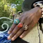 Trois bagues berbères portées avec un sac artisanal africain
