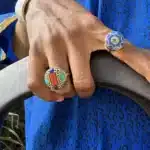 Deux bagues marocaines en métal patiné sur boubou bleu