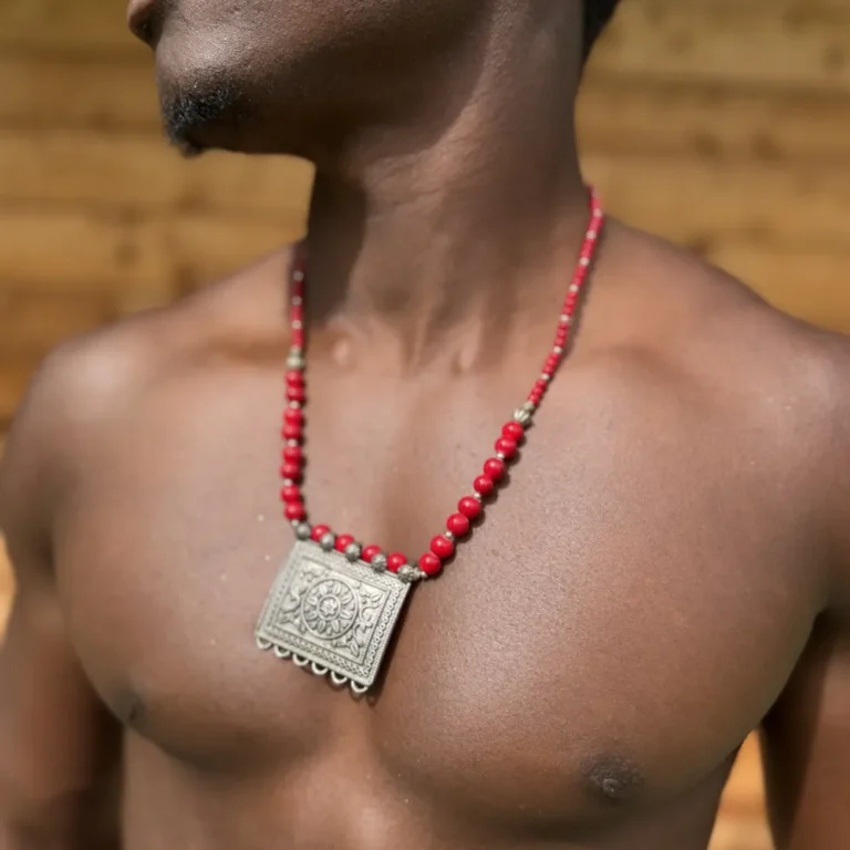 Collier berbère en argent, amulette carrée et perles de corail rouge, porté à même la peau