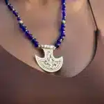 Collier berbère en argent, pendentif croissant gravé monté sur perles de lapis bleu