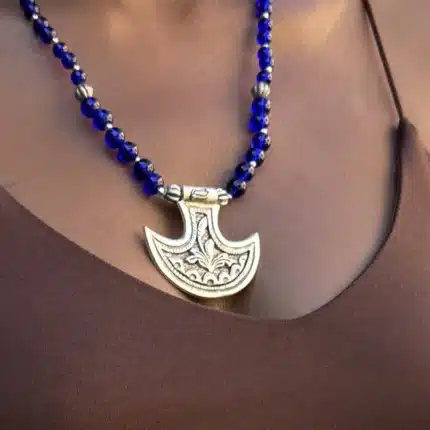 Collier berbère en argent, pendentif croissant gravé monté sur perles de lapis bleu