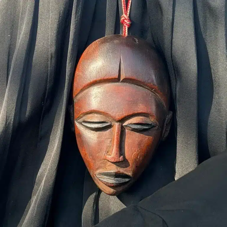 Collier pendentif masque africain en bois acajou au visage lisse, porté en sautoir, AKU Creation, vue 5