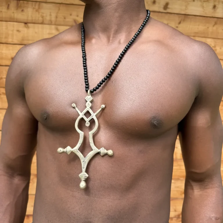 Collier touareg en argent, croix d'Agadez ajourée et perles noires, artisanat saharien