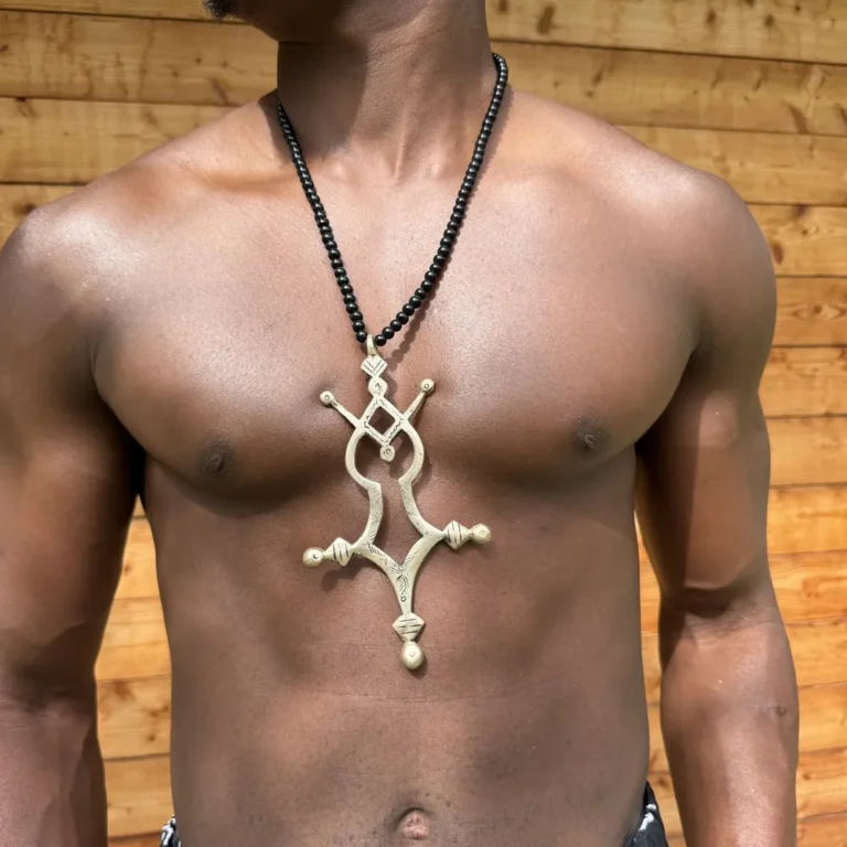 Collier touareg en argent, croix d'Agadez ajourée et perles noires, artisanat saharien, vue 2