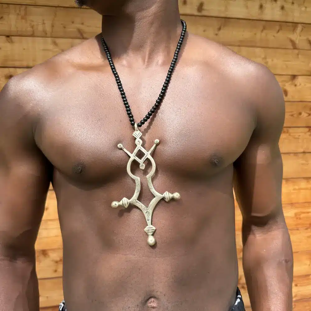 Collier touareg en argent, croix d'Agadez ajourée et perles noires, artisanat saharien, vue 2