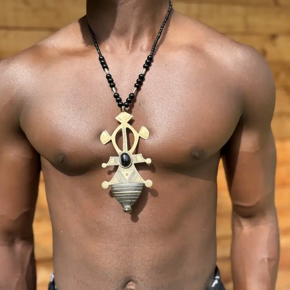 Collier touareg en argent, croix d'Agadez à cabochon noir et cône, artisanat saharien, vue 2