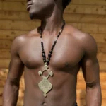 Collier touareg en argent, croix d'Agadez gravée et perles noires, artisanat saharien