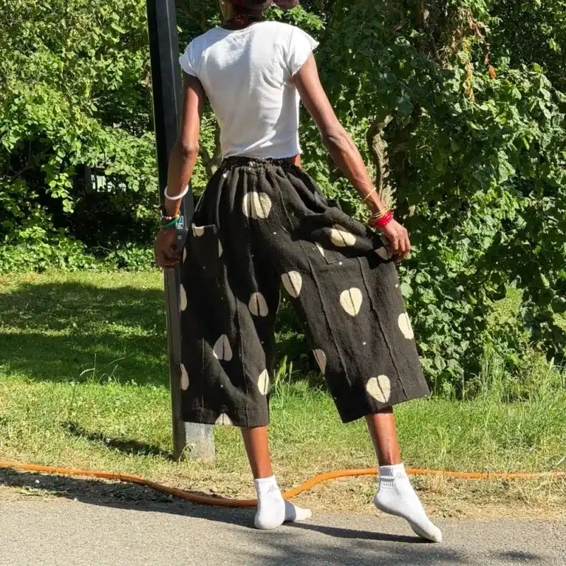 Pantalon baggy en bogolan noir à motifs cauris, coupe large unisexe, AKU Creation, vue 2