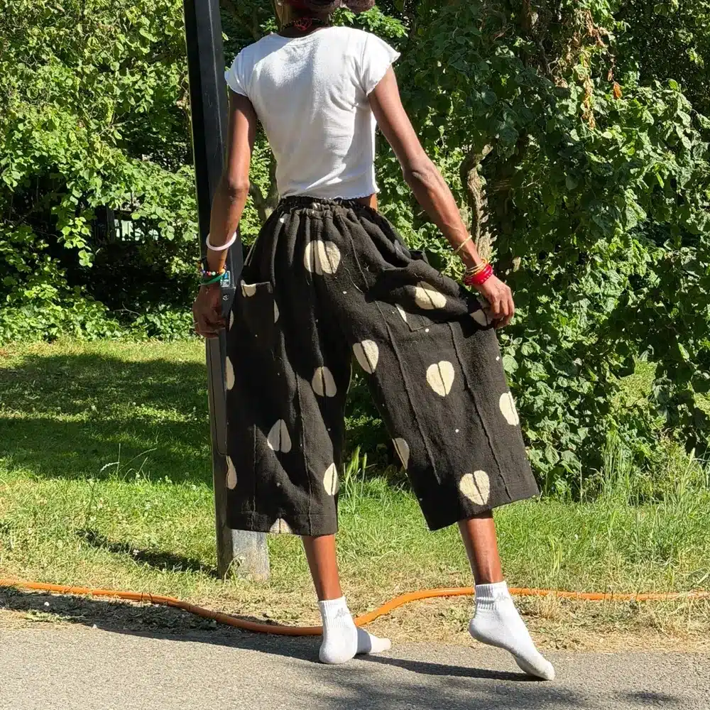 Pantalon baggy en bogolan noir à motifs cauris, coupe large unisexe, AKU Creation, vue 2