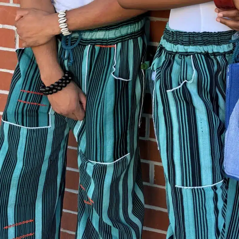 Pantalon Tô-Nô vert rayé en coton tissé main du Burkina Faso, unisexe, vue 2