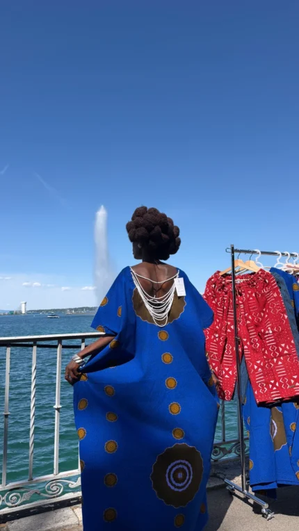 Robe Àkua boubou en bogolan bleu à cercles ocre