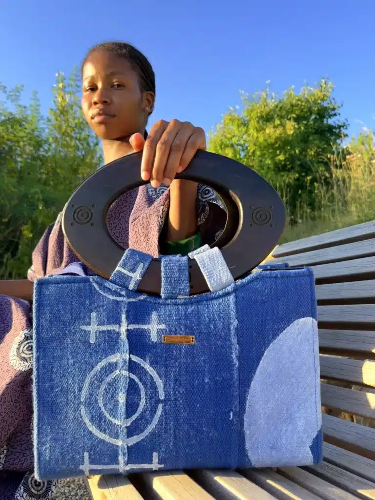 Sac Aabò cabas en bogolan bleu à symboles, anses en bois