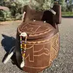 Sac en bois d'iroko sculpté à la main, motifs gravés et bandoulière en cordon tressé, AKU Creation