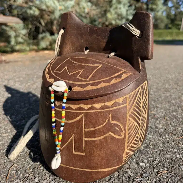Sac en bois d'iroko sculpté à la main, motifs gravés et bandoulière en cordon tressé, AKU Creation