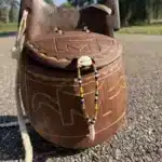 Sac en bois d'iroko sculpté à la main, motifs gravés et bandoulière en cordon tressé, AKU Creation, vue 2