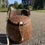 Sac en bois d'iroko sculpté à la main, motifs gravés et bandoulière en cordon tressé, AKU Creation, vue 3