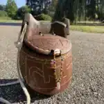 Sac en bois d'iroko sculpté à la main, motifs gravés et bandoulière en cordon tressé, AKU Creation, vue 4