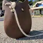 Sac en bois d'iroko sculpté à la main, motifs gravés et bandoulière en cordon tressé, AKU Creation, vue 5