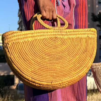 Panier demi-lune en raphia jaune tressé à anses rondes, sac de plage artisanal africain
