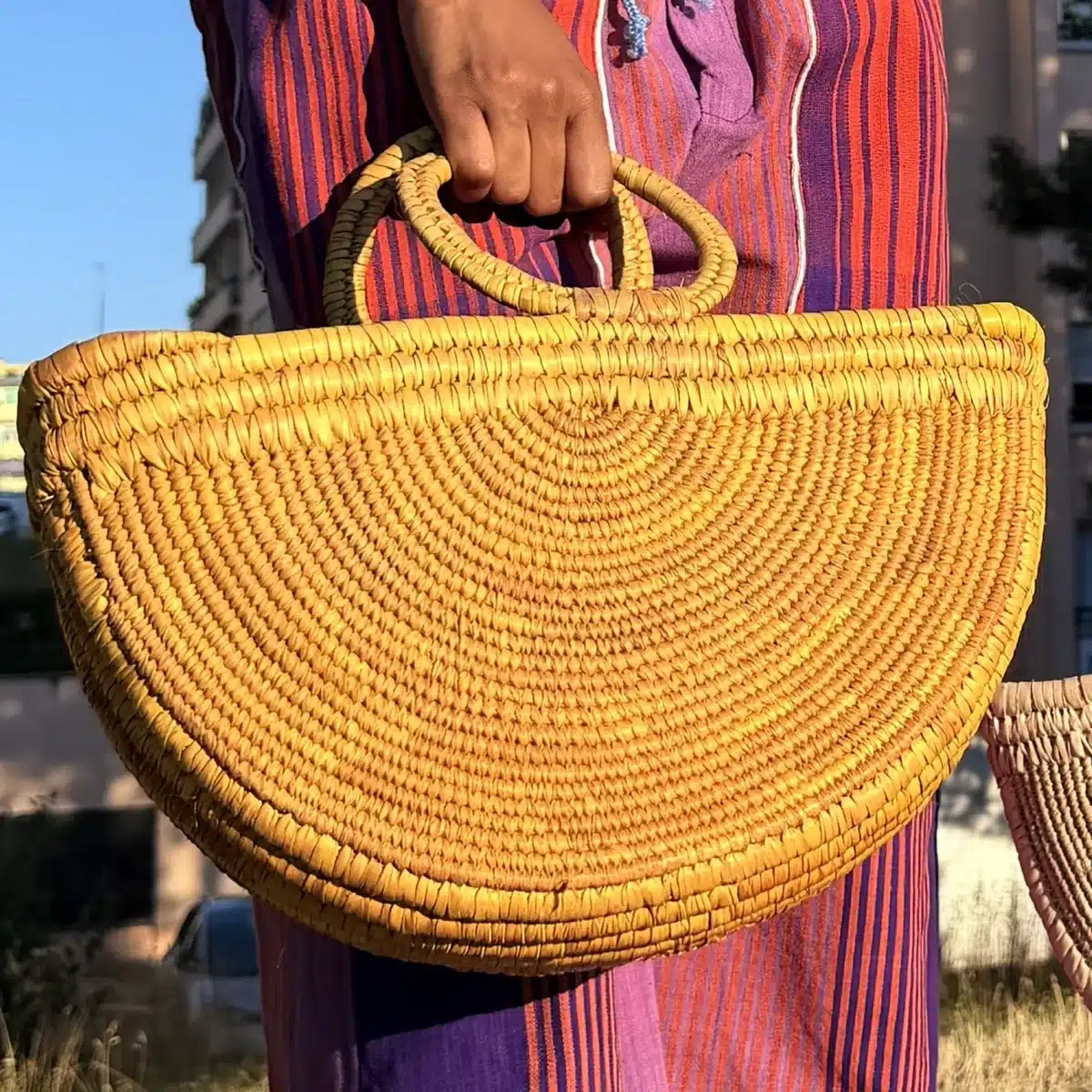 Panier demi-lune en raphia jaune tressé à anses rondes, sac de plage artisanal africain
