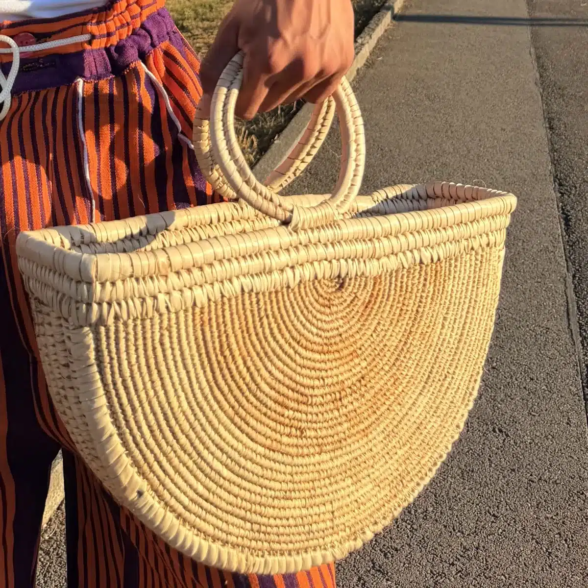 Panier demi-lune en raphia naturel tressé à anses rondes, sac de plage artisanal africain
