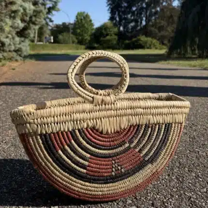 Sac panier demi-lune en raphia naturel à motifs colorisés, anses rondes tressées, AKU Creation