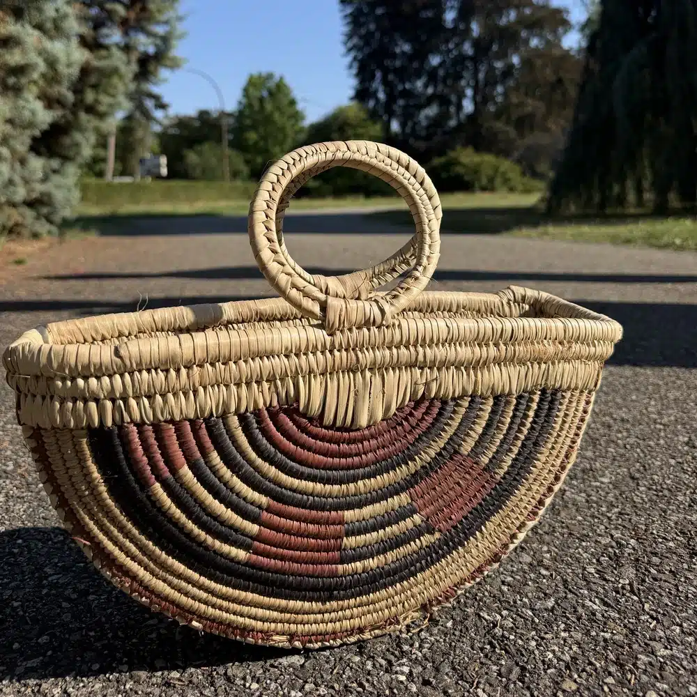 Sac panier demi-lune en raphia naturel à motifs colorisés, anses rondes tressées, AKU Creation, vue 2