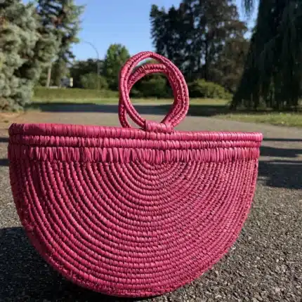 Sac panier demi-lune en raphia rose fuchsia, anses rondes tressées, AKU Creation