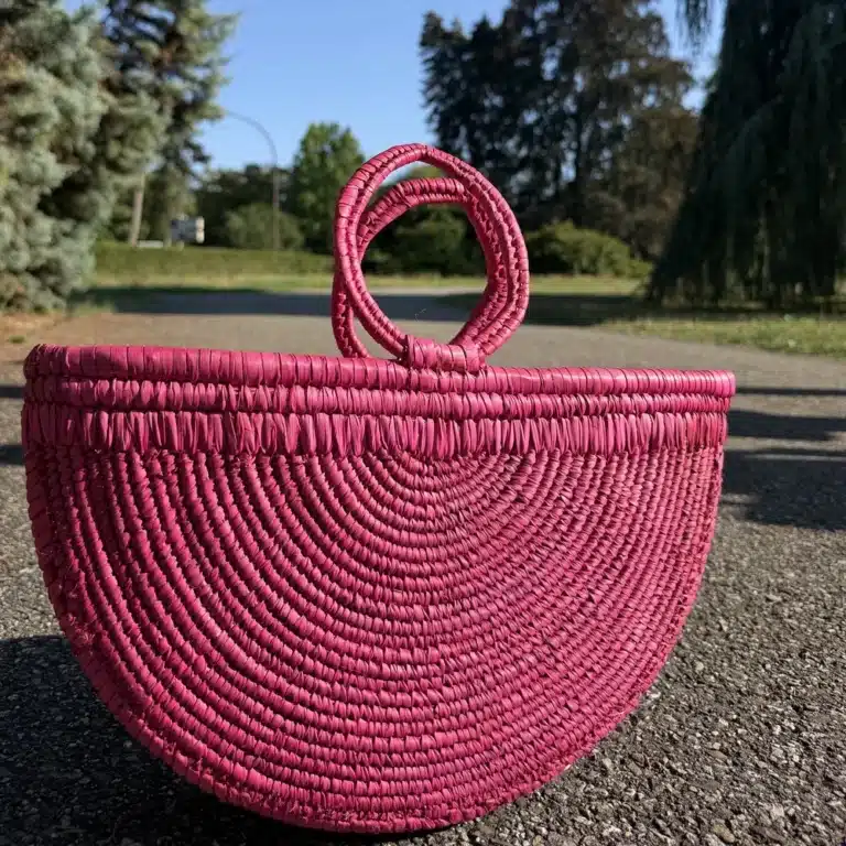 Sac panier demi-lune en raphia rose fuchsia, anses rondes tressées, AKU Creation