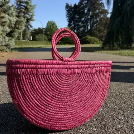 Sac panier demi-lune en raphia rose fuchsia, anses rondes tressées, AKU Creation, vue 2