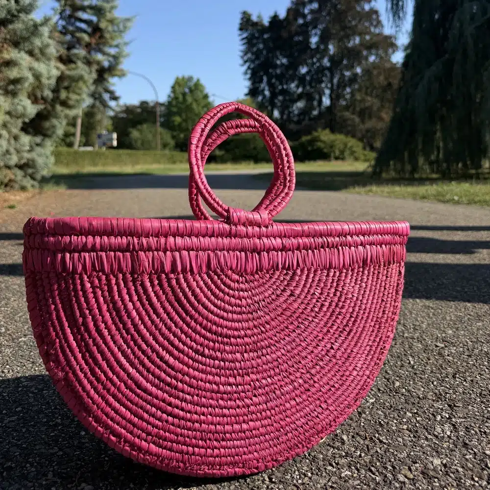 Sac panier demi-lune en raphia rose fuchsia, anses rondes tressées, AKU Creation, vue 2