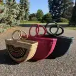 Trois sacs paniers demi-lune en raphia, coloris naturel, rose et vert, AKU Creation, vue 3
