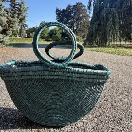 Sac panier demi-lune en raphia vert profond, anses rondes tressées, AKU Creation